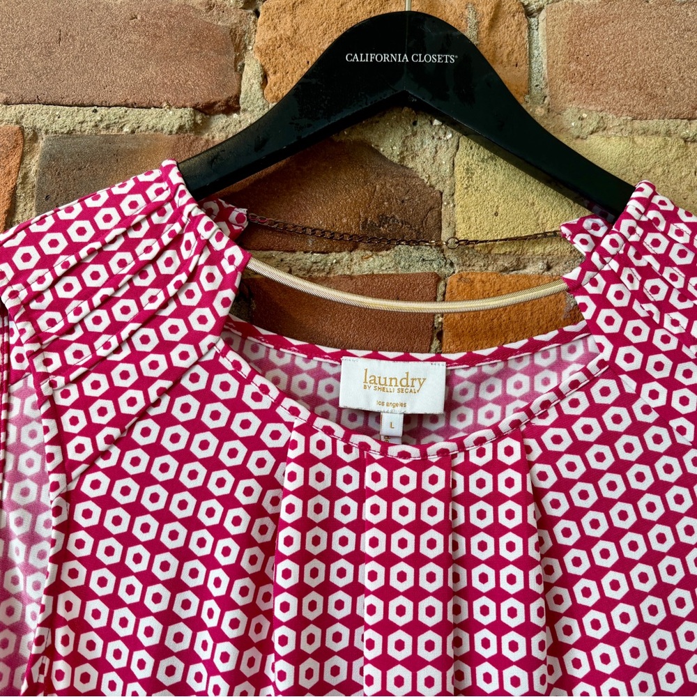 Laundry Sleeveless Pink & White Patterned Shirt with Gold Chain. Small.